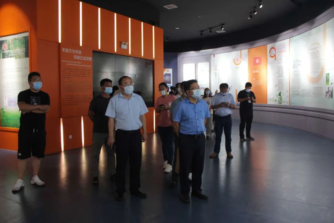 第二屆日照海洋生物產(chǎn)業(yè)高質(zhì)量發(fā)展論壇專家來(lái)潔晶集團(tuán)參觀