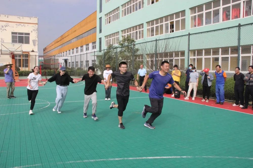 公司舉行“慶國慶”趣味運(yùn)動會