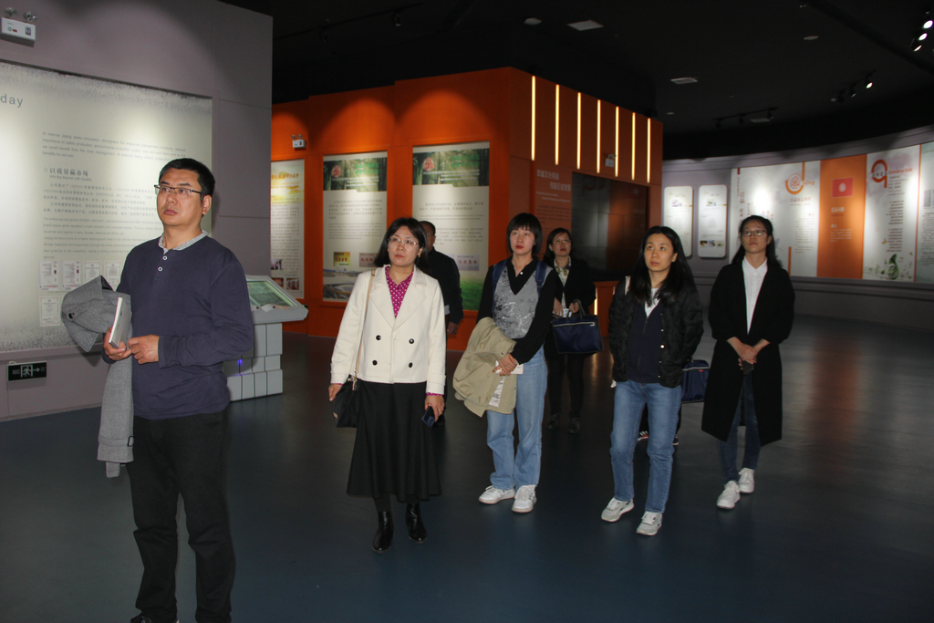 省標準化研究院及市區(qū)有關領導來潔晶進行專標融合調研