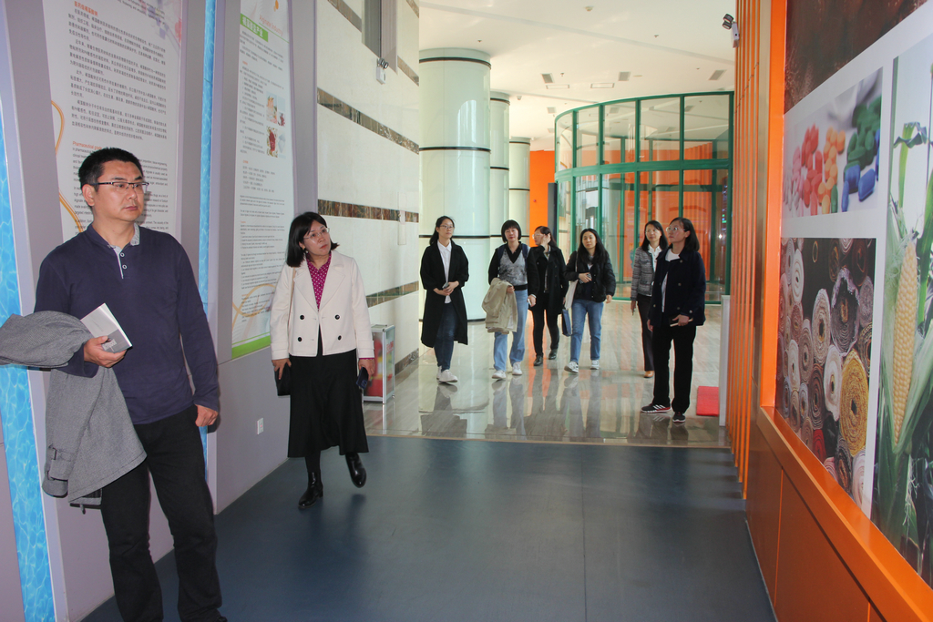 省標準化研究院及市區(qū)有關領導來潔晶進行專標融合調研